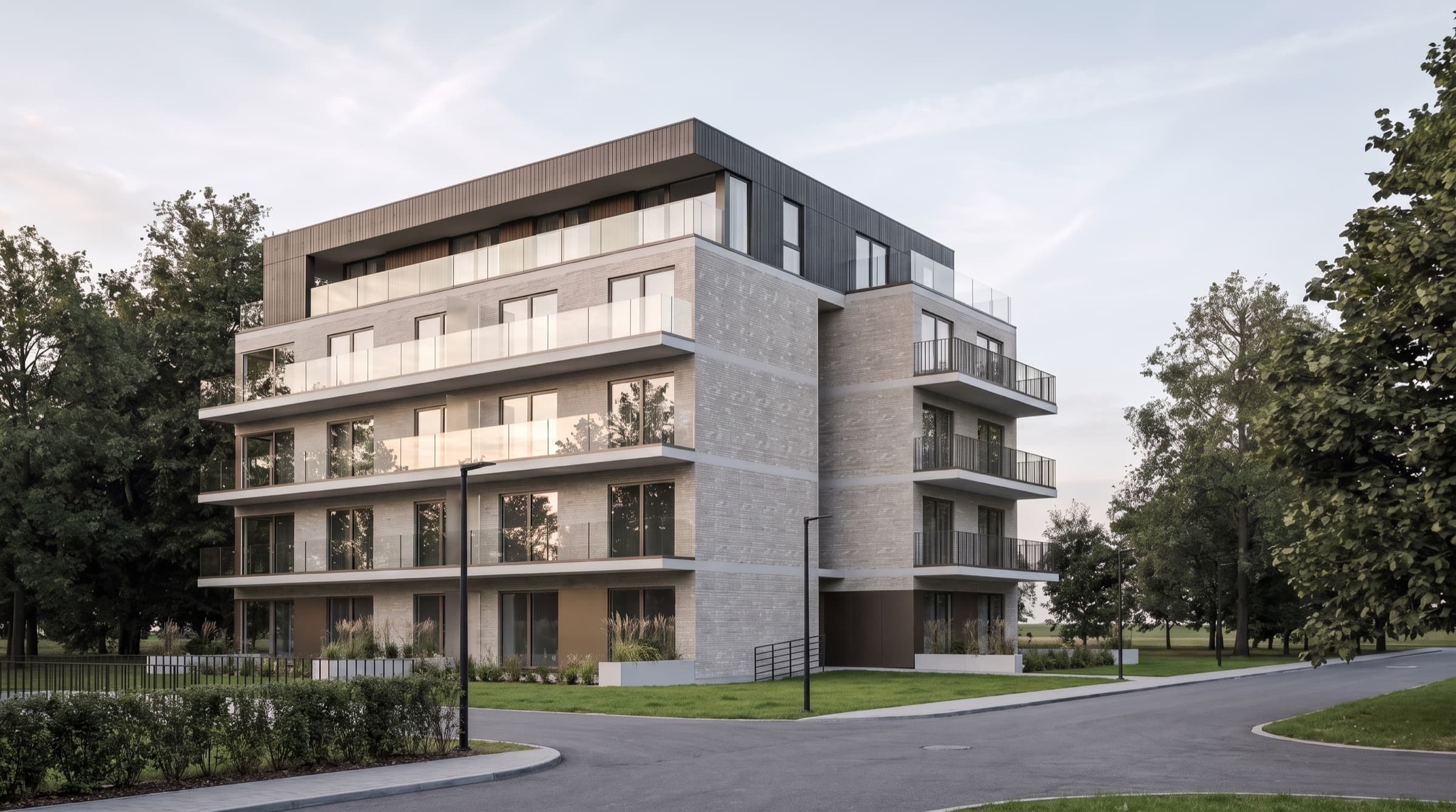 Fertiggestelltes Mehrfamilienhaus von Stahlform Modulbau mit Klinkerfassade, Glasbalkonen und zurückgesetztem Staffelgeschoss — Visualisierung