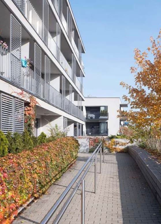 Skowronia II — Weg durch die begrünte Außenanlage zwischen den Wohngebäuden