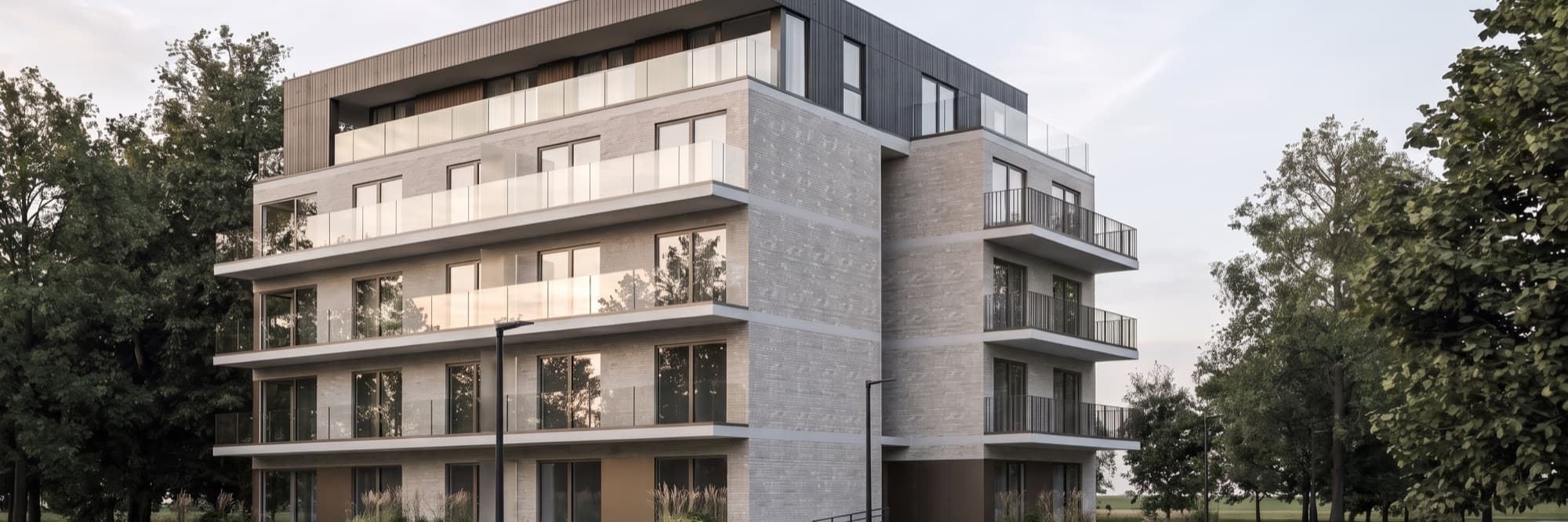 Fertiggestelltes Mehrfamilienhaus von Stahlform Modulbau mit Klinkerfassade, Glasbalkonen und Staffelgeschoss — Visualisierung