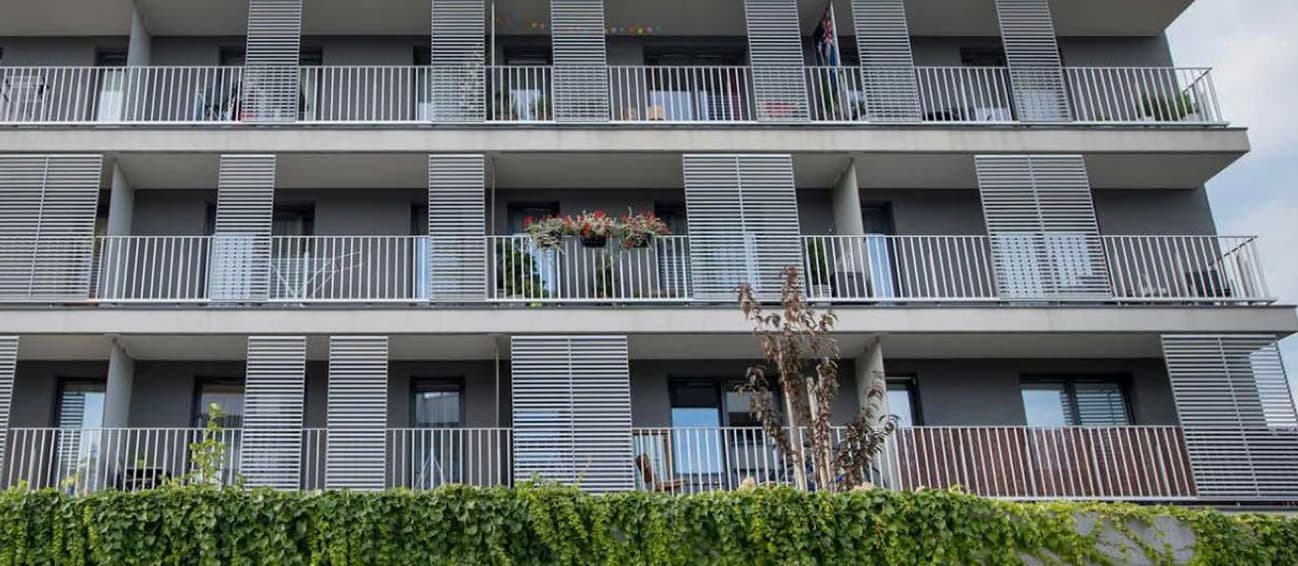 Skowronia II, Krakau — Wohnfassade mit durchlaufenden Balkonen und Schiebeläden